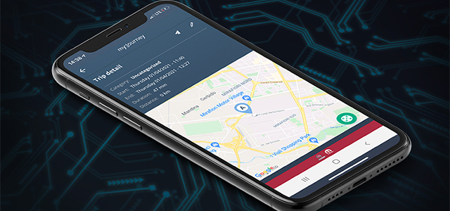 Smarttelefon med my:journey åpen med et kart og flere knapper