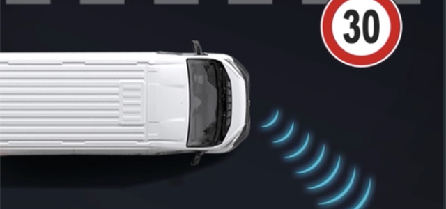 varebil registrerer fartsskilt med blåe radarlinjer