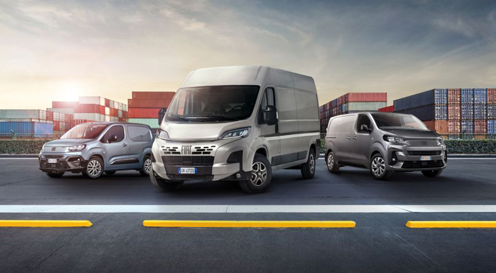 Fiat Doblo, Ducato og Scudo parkert foran et område med containere